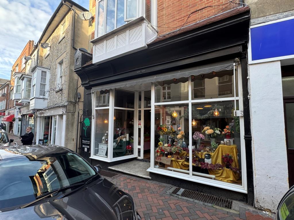 Lot: 61 - PRIME TOWN CENTRE RETAIL UNIT WITH SUBSTANTIAL CELLAR - Window